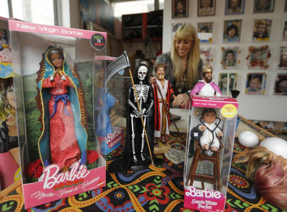 La Virgen de Guadalupe (i), La Santa Muerte (3rd i) y el Santo Niño Doctor (d) en versión barbie. (Reuters/Enrique Marcarian)