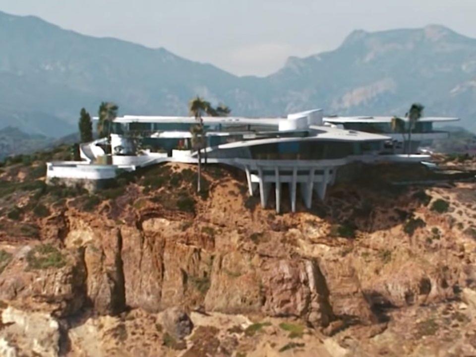 Esta es la residencia del personaje de Tony Stark en las películas del Universo Cinematográfico de Marvel. Lo cierto es que por su aspecto futurista y su situación en lo alto de un acantilado recuerda a The Razor House. (Foto: Paramount Pictures / Marvel Studios).