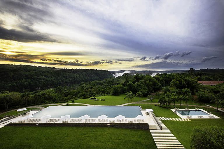 Una vista del resort, con las Cataratas de fondo