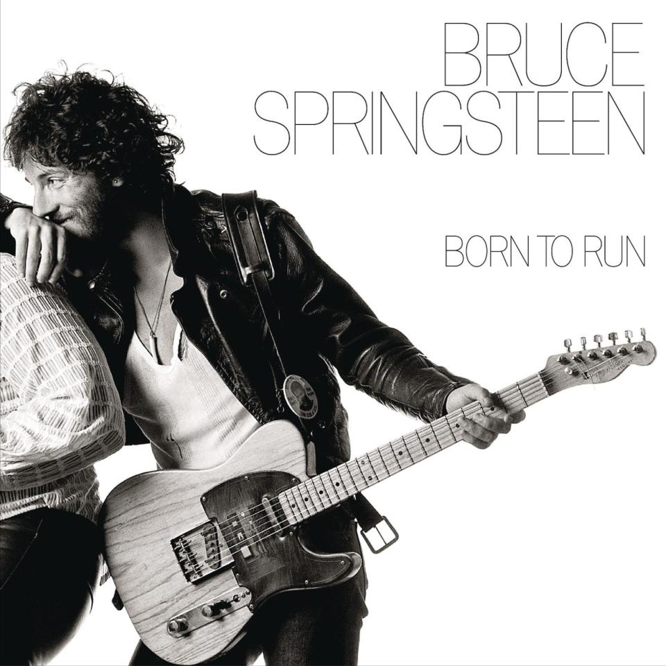 Auf dem Cover zu "Born To Run" lehnt sich Springsteen lässig an seinen Saxofonisten Clarence Clemons, der zu sehen ist, wenn man das LP-Cover aufklappt. Was so zufällig aussieht, war ein Stück harter Arbeit: 600 Fotos mussten geschossen werden, bis Springsteen mit einer Aufnahme zufrieden war. (Bild: Sony Music)