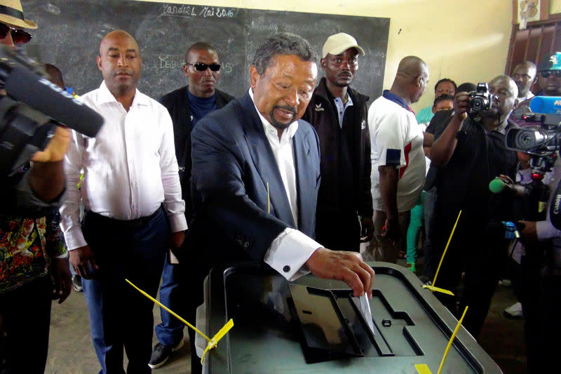 L'opposant gabonais Jean Ping a déclaré dimanche que les premiers résultats le donnaient vainqueur de l'élection présidentielle qui avait lieu la veille. /Photo prise le 27 août 2016 /REUTERS/Erauds Wilfried Obangome