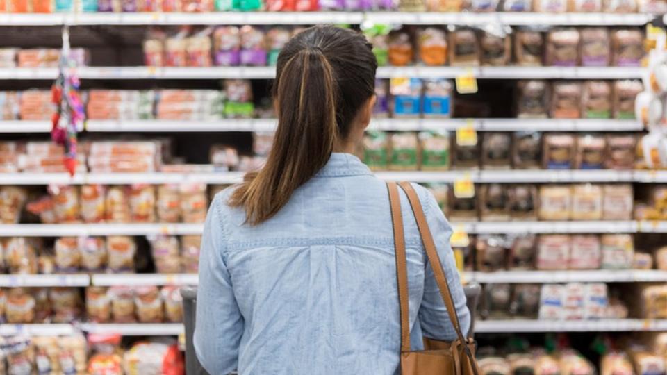 mujer en supermercado