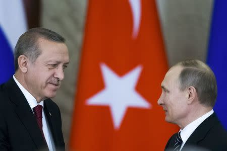 Russian President Vladimir Putin (R) shakes hands with his Turkish counterpart Tayyip Erdogan after the talks at the Kremlin in Moscow, Russia, March 10, 2017. REUTERS/Alexander Zemlianichenko/Pool