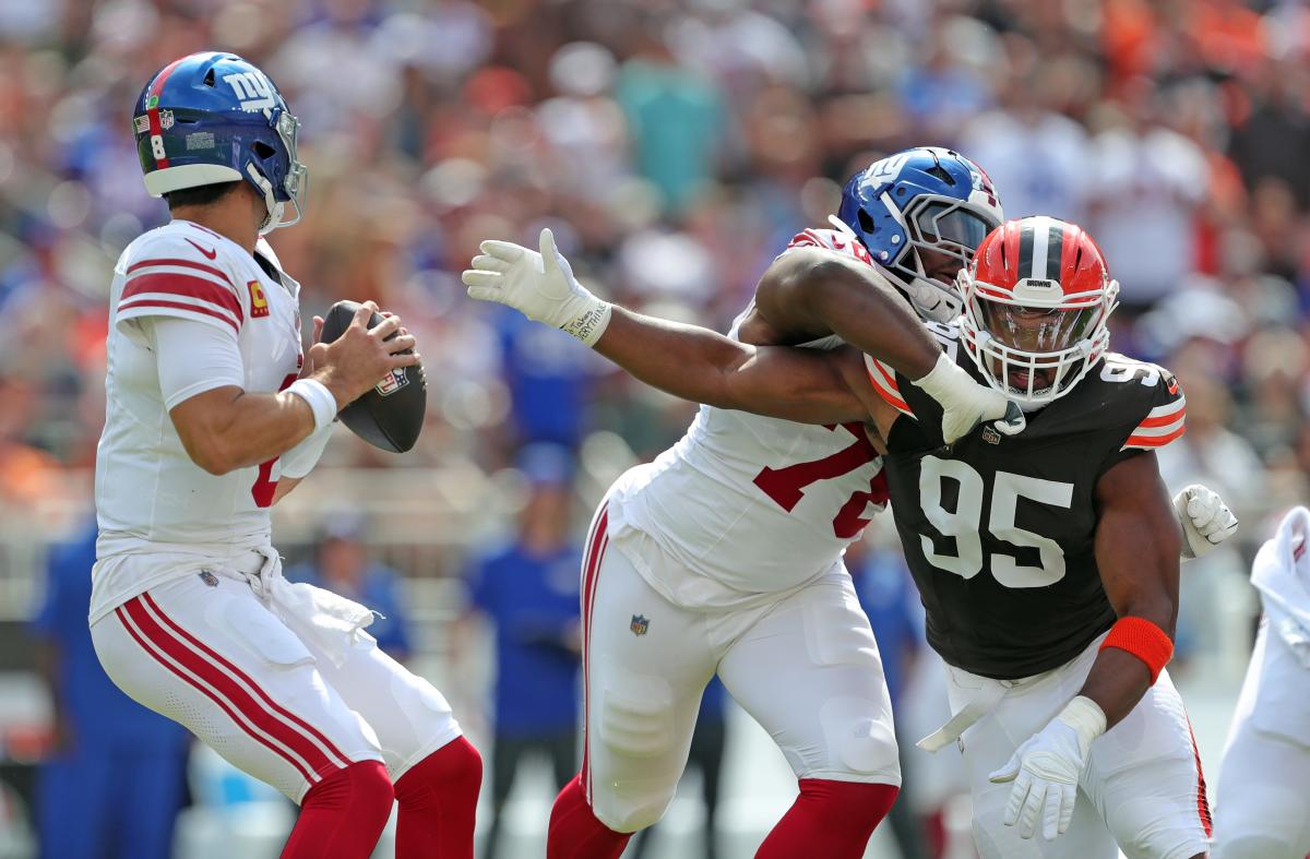 Myles Garrett temporarily exits Cleveland Browns game vs. New York Giants with injury