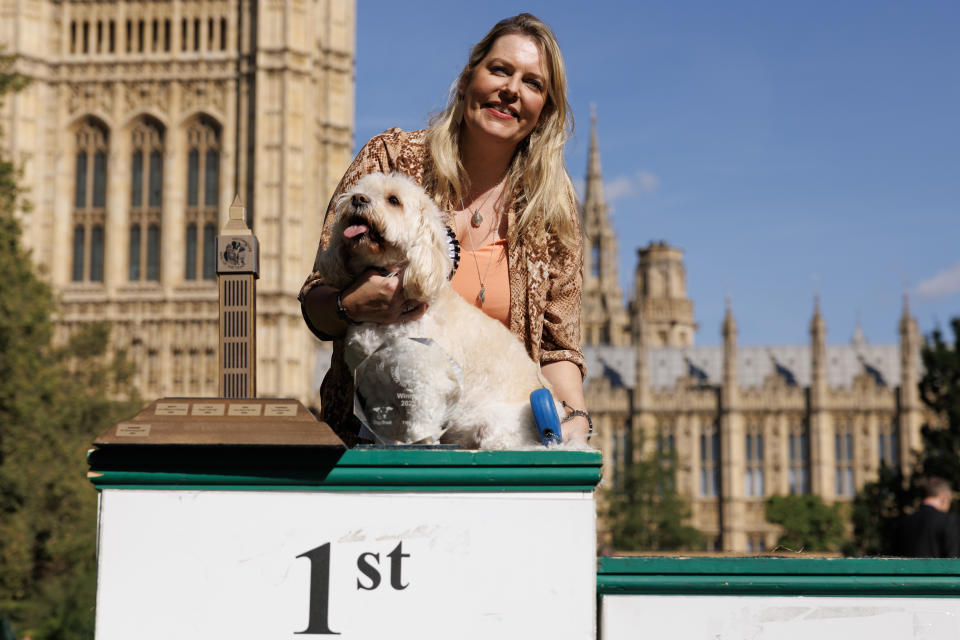 Mims Davies und Cockapoo TJ in Victoria Tower Gardens. (Foto: Getty Images)