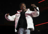 Roddy Ricch canta en la 7ma Experiencia BET en Los Angeles el 21 de junio de 2019. Ricch, Taylor Swift y Dua Lipa recibieron seis nominaciones al Grammy cada uno el martes 24 de noviembre de 2020. (Foto por Mark Von Holden/Invision/AP, Archivo)