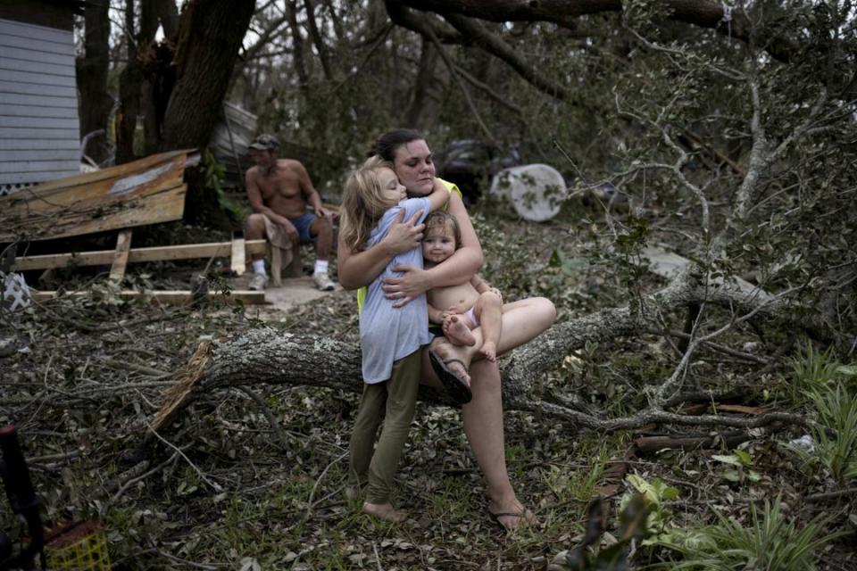 2021年9月1日，美國路易斯安那州遭颶風艾達 (Ida) 吹襲過後，Tiffany Miller全家返回被毀壞的家園，並抱著 6 歲的女兒Desilynn與一歲的兒子Charleigh，神情憂傷。