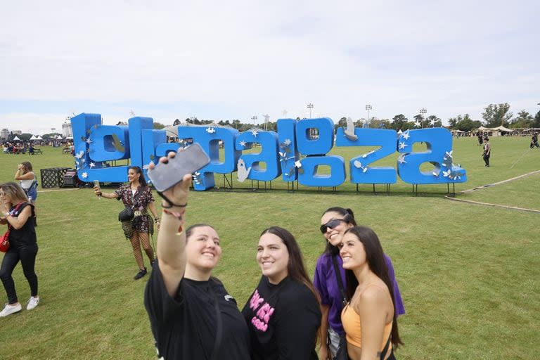 Clásica postal, con el cartel de Lollapalooza de fondo