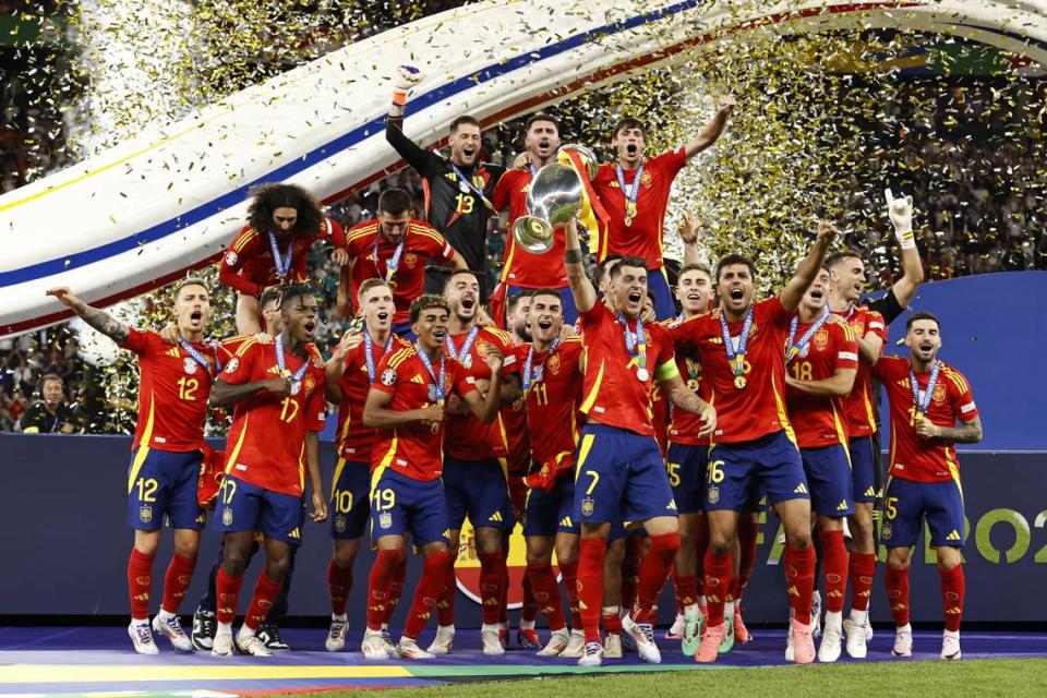 Los jugadores de la selección de España celebran tras ganar el título de la Eurocopa luego de vencer en el partido final 2-1 a Inglaterra, el 14 de julio de 2024 en Munich, Alemania.