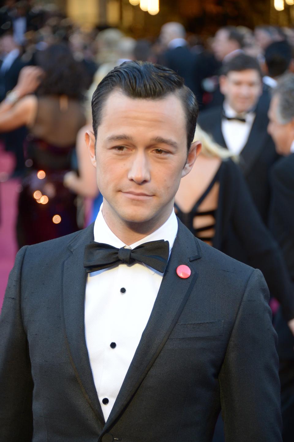 Actor Joseph Gordon-Levitt arrives on the red carpet for the 85th Annual Academy Awards on February 24, 2013 in Hollywood, California. AFP PHOTO/JOE KLAMAR        (Photo credit should read JOE KLAMAR/AFP/Getty Images)