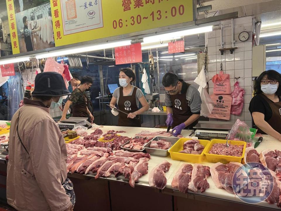 攤位上各種部位一字排開，王春來（右二）和王怡瑄（右三）父女把豬肉攤打理得十分乾淨。
