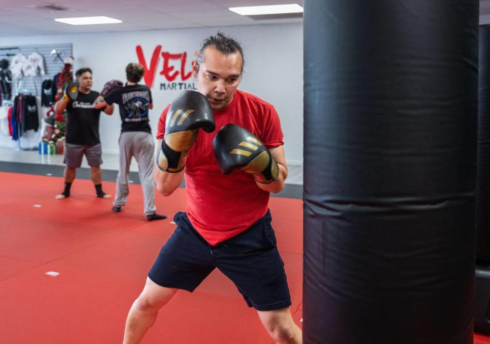 Colin de León-Horton, quien trabaja en Solomon's Vinyl Diner, golpea el saco en esta imagen del mes pasado, en Bodega Boxing Club, un grupo creado por el restaurantero Rafael Jiménez Rivera como opción saludable para los trabajadores del ramo de hospitalidad en el área de Sacramento.