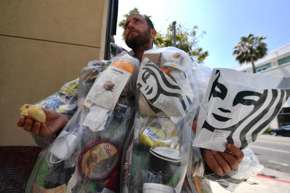 <p>“Fue alrededor del día número 12 cuando comencé a sentir de verdad el peso del consumismo”, asegura y explica que cada persona en Estados Unidos desecha al día unos 2,3 kilos de basura al día. (Foto: Robyn Beck / AFP / Getty Images).</p> 