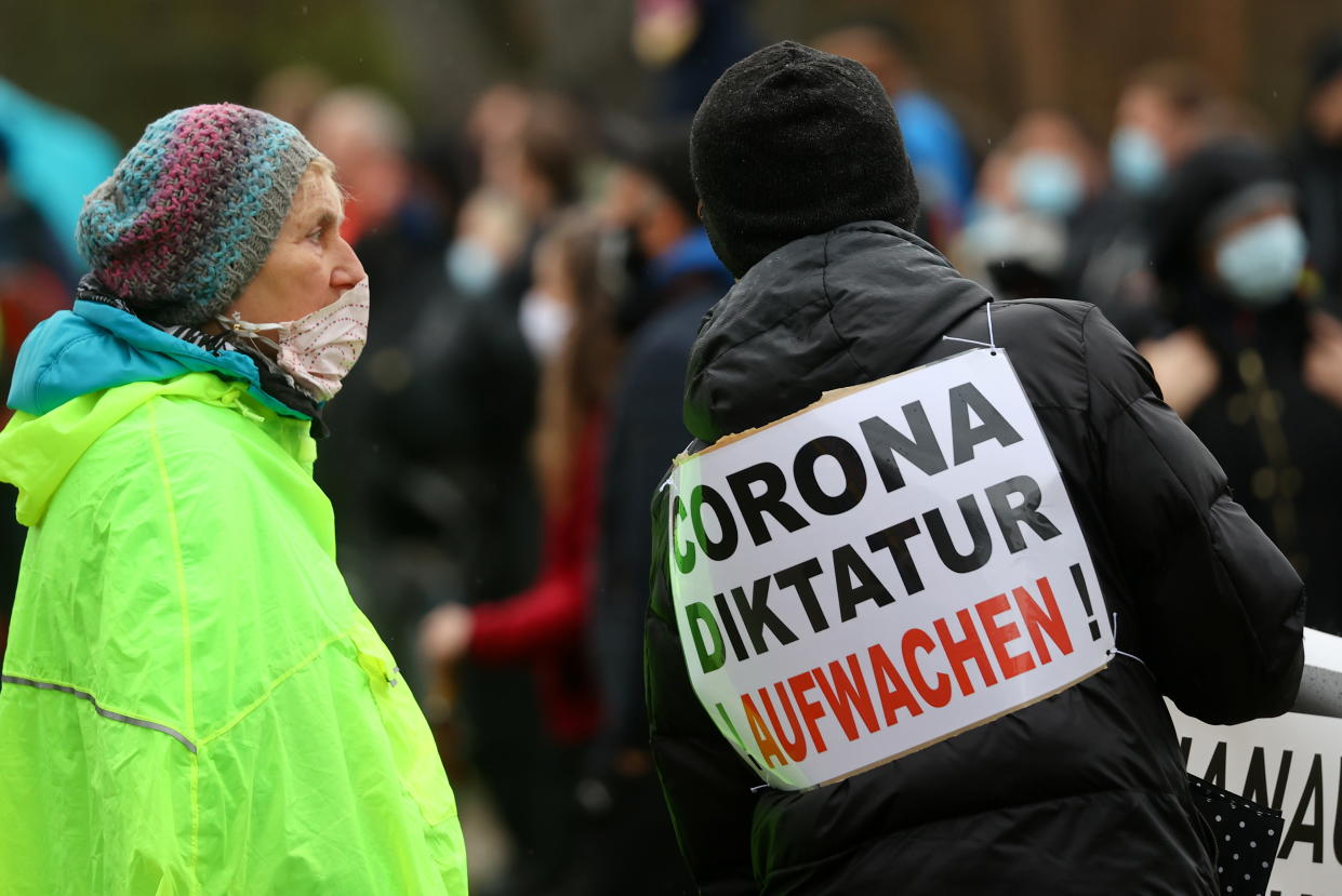 Ein Demonstrant warnt im April 2021 in Frankfurt vor staatlichen Maßnahmen in Sachen Corona: Eine Diktatur hat sich indes noch immer nicht eingestellt (Bild: REUTERS/Kai Pfaffenbach)