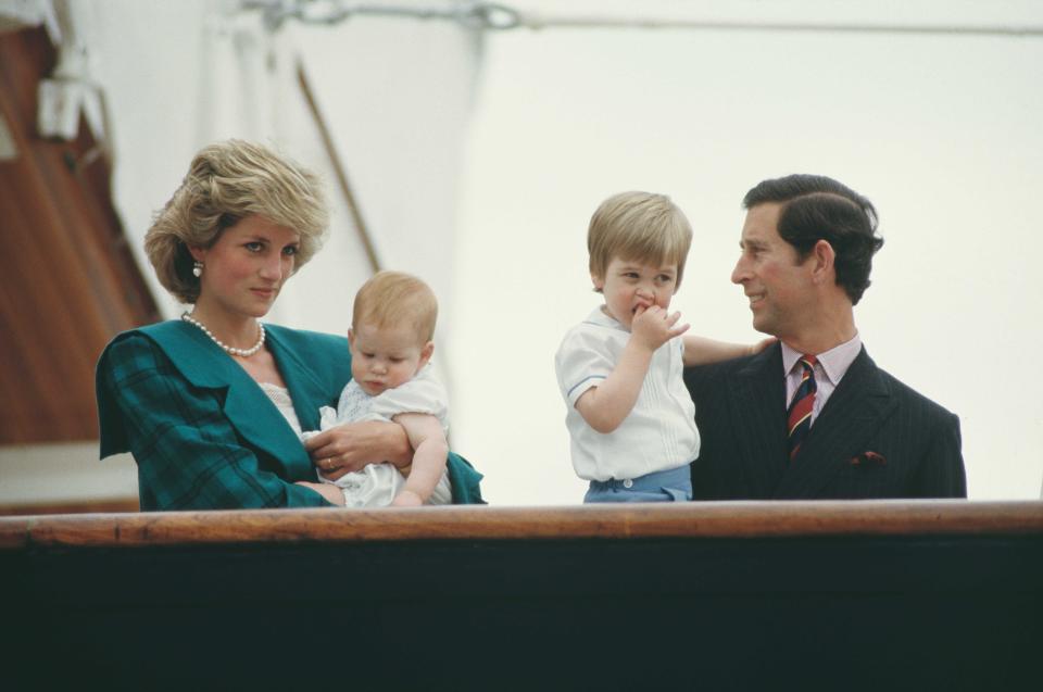 Deux ans après la naissance de William, Lady Diana est enceinte d’un deuxième garçon. "<em>Je savais qu’Harry serait un garçon car je l’ai vu sur l’échographie</em>", explique Lady Diana à Andrew Morton lors d’un entretien pour la biographie <em>Diana : A True Story </em>(1992). La princesse de Galles préfère ne pas révéler le sexe du bébé à son époux, qui veut à tout prix une fille. "<em>Charles a toujours voulu une fille</em>, poursuit-elle. <em>Il voulait deux enfants, et il voulait une fille. Je savais qu’Harry était un garçon, mais je ne lui ai pas dit.</em>" Lorsqu’elle accouche du petit Harry le 15 septembre 1984 au St. Mary’s Hospital de Londres, le prince Charles ne masque pas sa déception. <em>"Premier commentaire :</em> 'Oh mon Dieu, c’est un garçon'. <em>Second commentaire :</em> 'Et il a même les cheveux roux'<em>"</em>, révèle Lady Di à propos de sa réaction. Le prince Charles aurait ensuite lancé à sa belle-mère, le jour du baptême de son deuxième enfant : "<em>Nous étions si déçus – nous pensions que cela serait une fille</em>". Après la naissance du petit Harry, Diana Spencer aurait souffert d’une dépression, et aurait tenté de mettre fin à ses jours à plusieurs reprises. <em>(Photo by Jayne Fincher/Princess Diana Archive/Getty Images)</em>