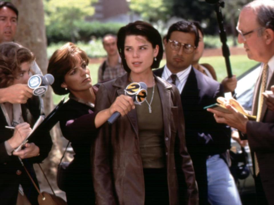 Neve Campbell’s Sidney is surrounded by reporters in ‘Scream 2' (Moviestore/Shutterstock)