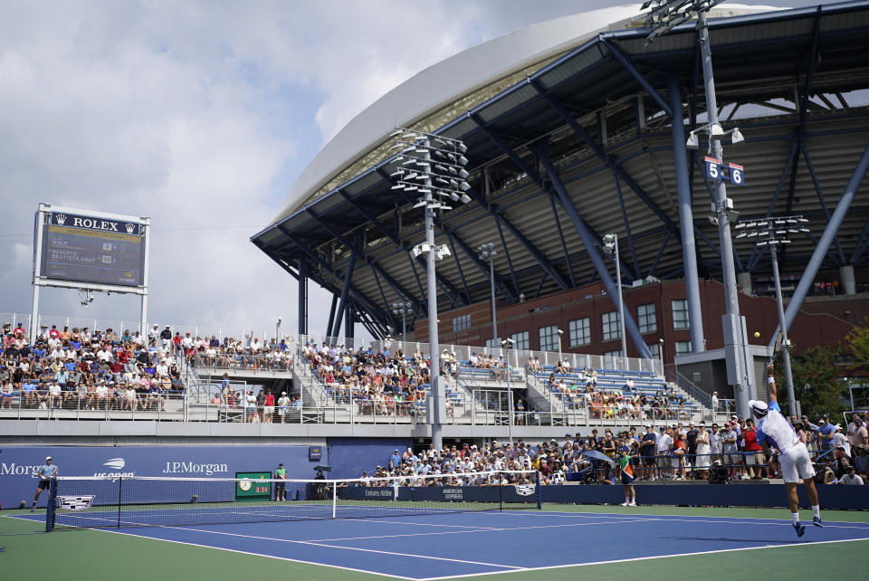 Roberto Bautista Agut saca ante J.J. Wolf en el US Open, el lunes 29 de agosto de 2022, en Nueva York. (AP Foto/John Minchillo)