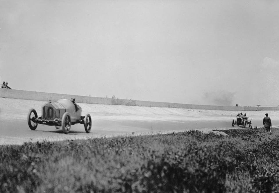 Billy Knipper drives the No. 10 Henderson Motor Co. Henderson Duesenberg racer during the third running of the Indianapolis 500 in May 1913.