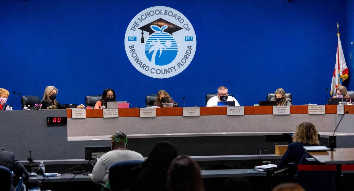 La Junta Escolar del Condado de Broward durante una reunión de la junta para elegir al próximo superintendente el 9 de febrero de 2022.