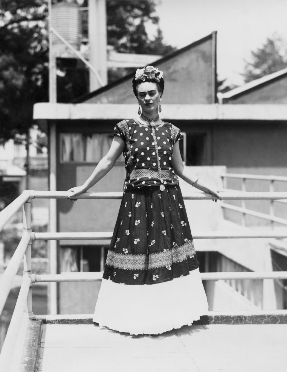 ARCHIVO - Frida Kahlo, pintora y surrealista mexicana, posa en su casa en la Ciudad de México, el 14 de abril de 1939. El 70 aniversario de la muerte de Kahlo es el 13 de julio de 2024. (AP Photo, Archivo)