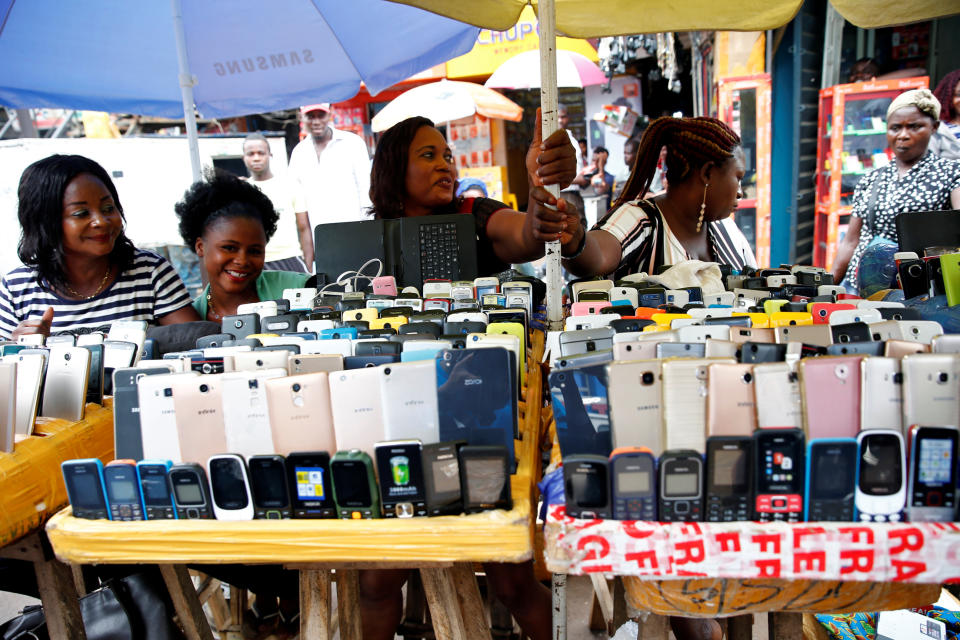 Los ciudadanos con escasos recursos económicos son el objetivo de los celulares con malware instalado. REUTERS/Akintunde Akinleye