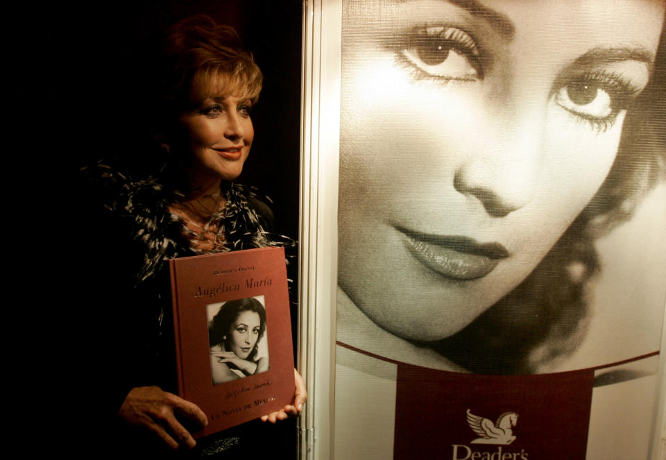 Angélica María durante la promoción de su autobiografía Angélica María, la novia de México en 2005 (AP Photo/Eduardo Verdugo, File).