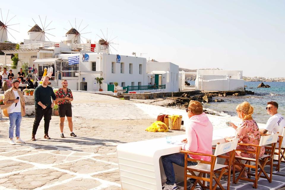 Zu Füßen der legendären Windmühlen von Mykonos performten die Kandidaten-Gruppen (von links: Marvin, Jan-Marten und Ludi) vor der Jury. (Bild: TVNOW / Stefan Gregorowius)