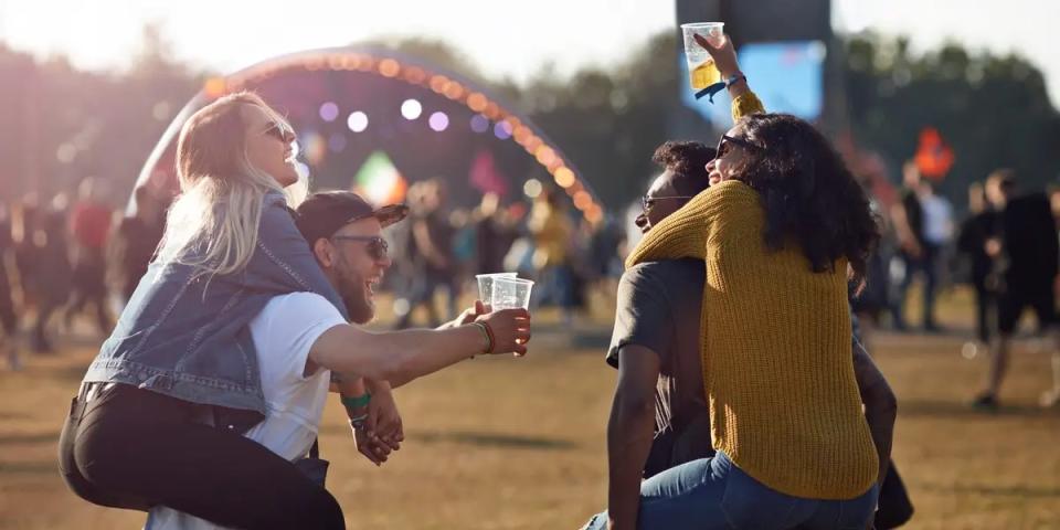 Besucht gemeinsam ein Konzert, um herauszufinden, ob ihr auch musikalisch zusammenpasst. - Copyright: Klaus Vedfelt/Getty Images