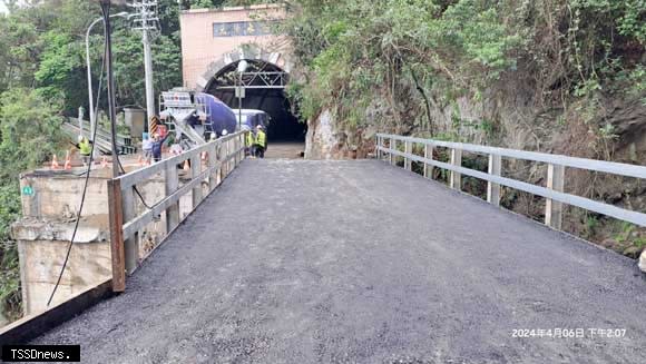 台九線下清水橋鋼便橋搶通完成，單線雙向開放小型車限重五噸通行後，夜間執行預警性封路，橋梁復建預估今年年底完成。（公路局提供）