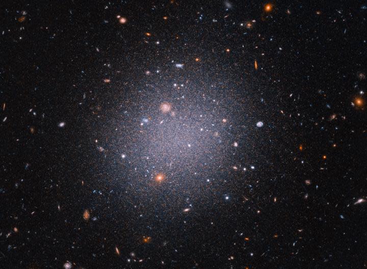 Esta instantánea del telescopio espacial Hubble revela una inusual galaxia 