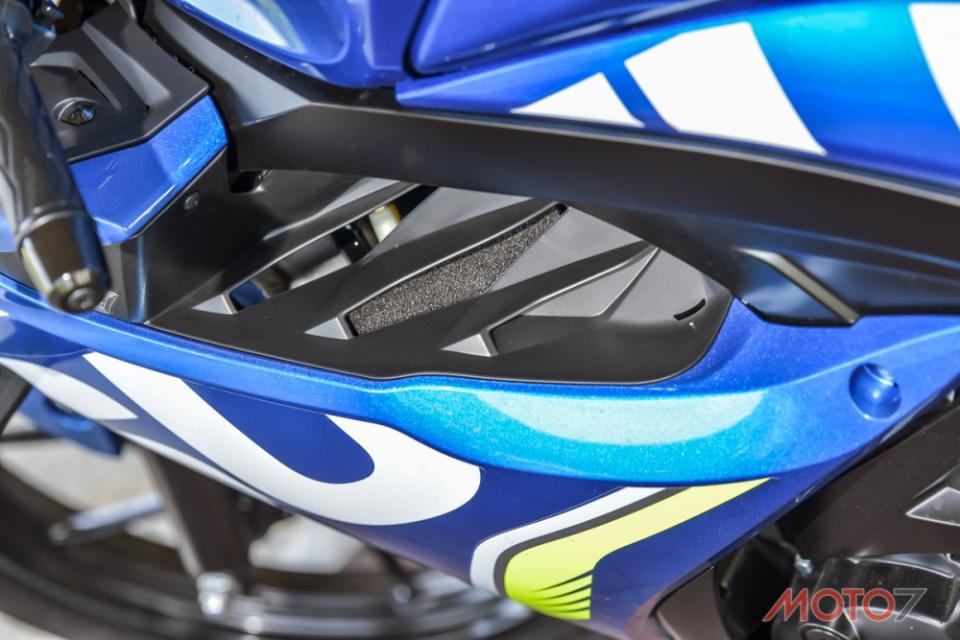 GSX-R150整流罩內側，有非常漂亮的擾流板設計。