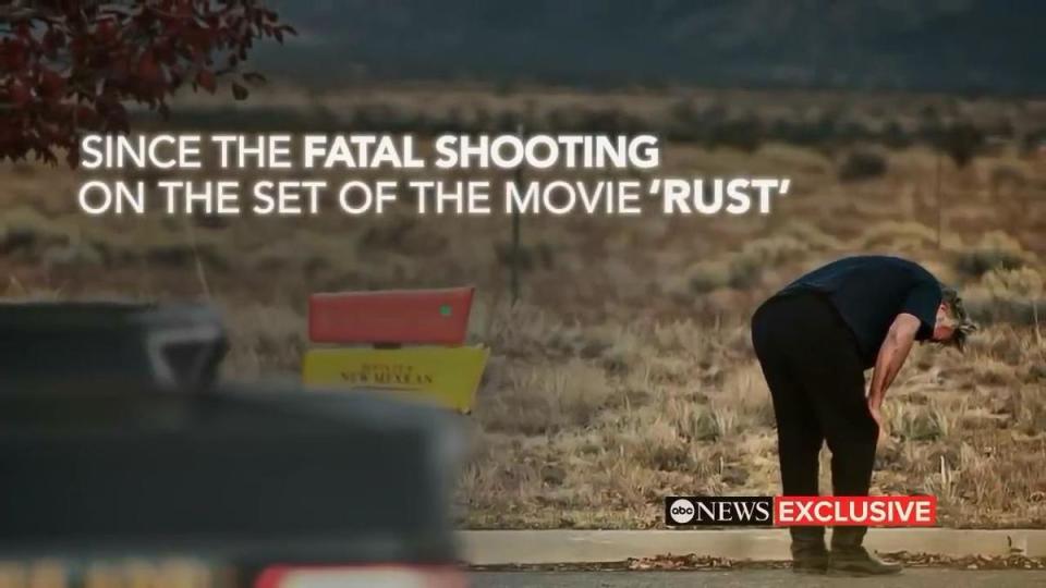 事發後亞歷鮑德溫被拍下彎腰崩潰的照片，沒想到一條人命就這麼葬送。（翻攝自ABC News youtube）