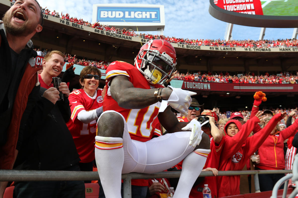 Can't-Miss Play: Kansas City Chiefs wide receiver Tyreek Hill weaves his  way to 64-yard go-ahead TD in final 90 seconds