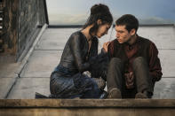 Claudia Kim, izquierda y Ezra Miller en una escena de "Animales Fantásticos: Los crímenes de Grindelwald" en una fotografía proporcionada por Warner Bros. (Jaap Buitendijk/Warner Bros. Pictures via AP)