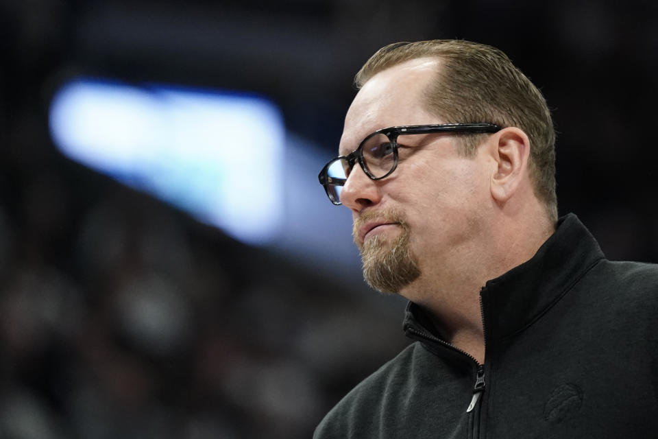 O técnico do Toronto Raptors, Nick Nurse, durante a primeira metade de um jogo de basquete da NBA contra o Milwaukee Bucks, domingo, 19 de março de 2023, em Milwaukee.  (Foto AP/Aaron Cash)