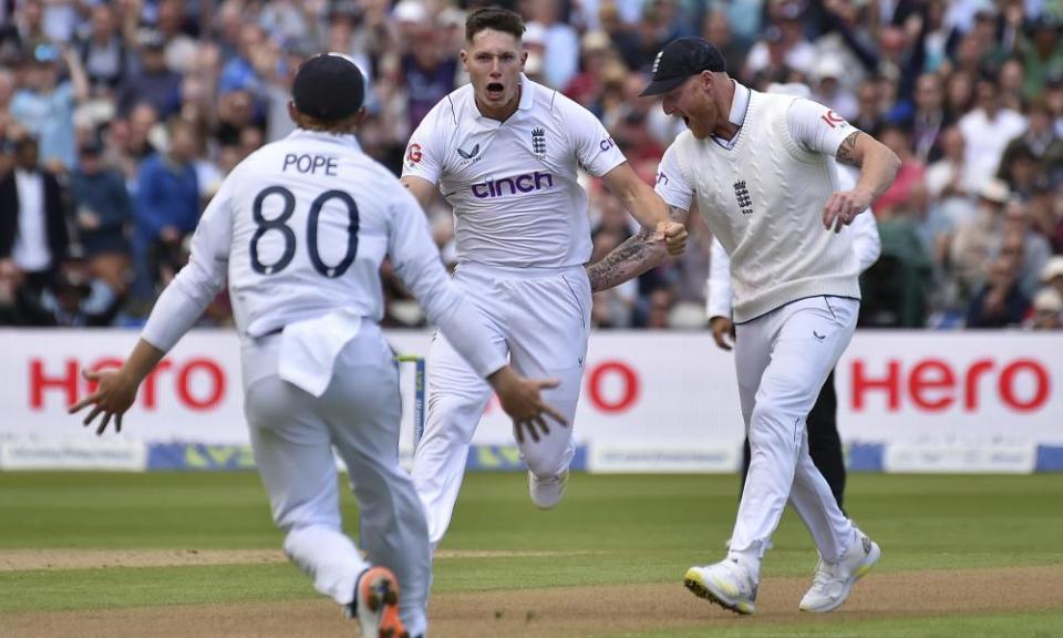 Matt Potts is congratulated by Ben Stokes and Ollie Pope after taking the wicket of Virat Kohli