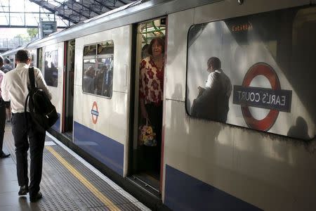 Commuters at Earls Court underground station attempt to complete their journey on Wednesday evening, in London, Britain, July 8, 2015. REUTERS/Peter Nicholls