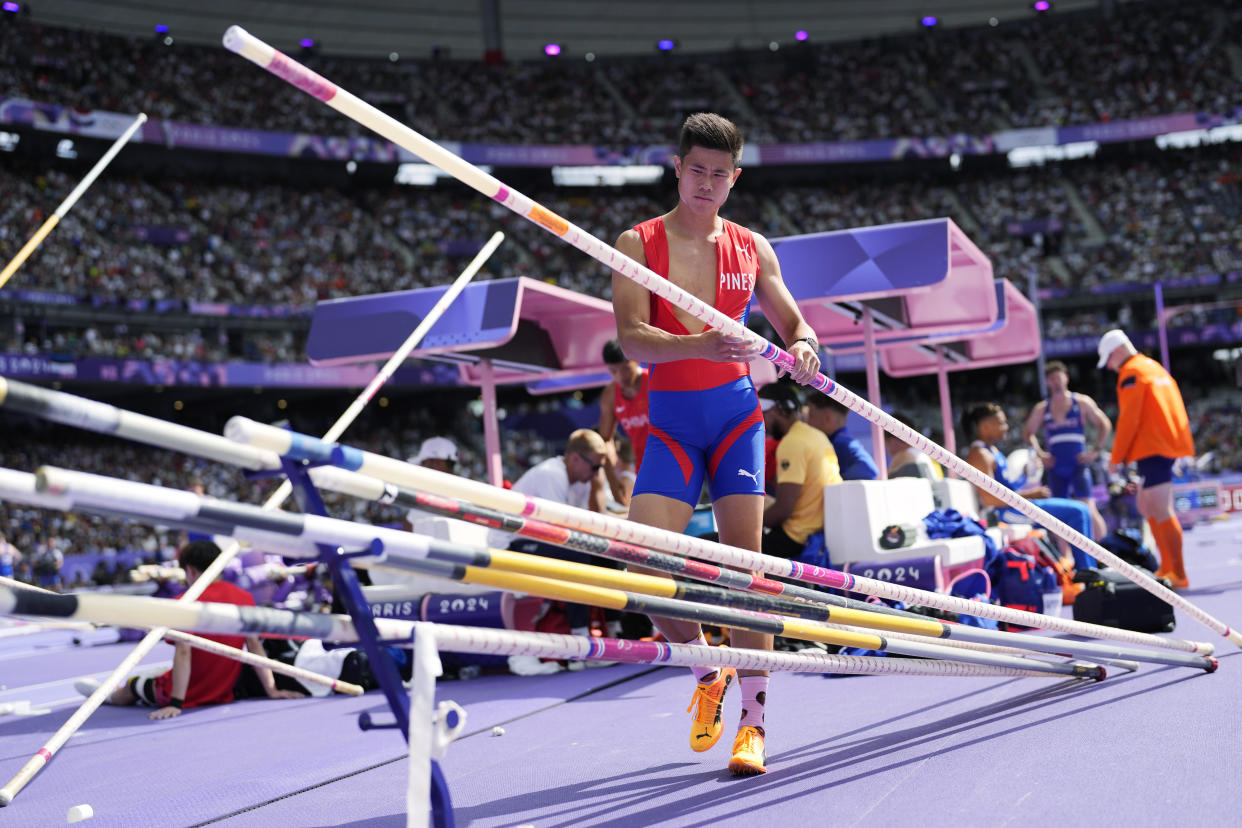 Ernest John Obiena, of Philippines, prepares for the men's pole vault qualification at the 2024 Summer Olympics, Saturday, Aug. 3, 2024, in Saint-Denis, France. (AP Photo/Bernat Armangue)