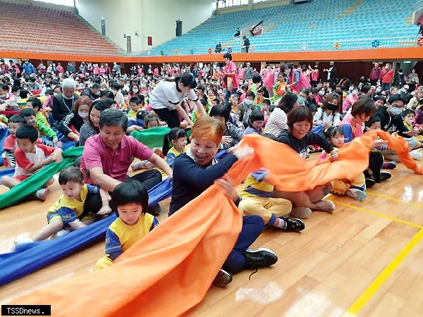 基隆「重陽敬老~祖孫同樂會活動」，祖孫們一起健康運動，歡慶重陽佳節，也兼顧到健康。<br /><br />（記者簡麗春攝）