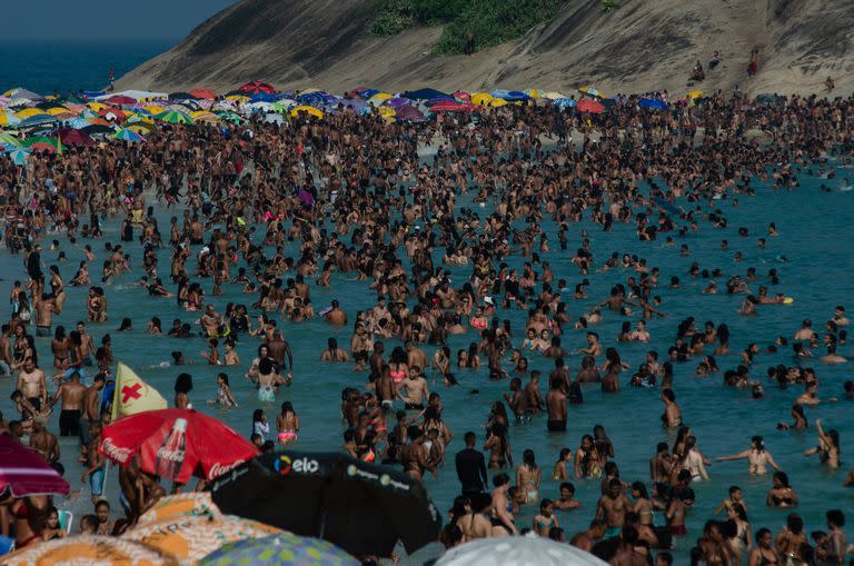 Las playas de Río de Janeiro, repletas de gente para combatir el calor. (Tercio Teixeira / AFP)