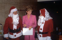 <p>Deutlich besser verstand sich offenbar Prinzessin Diana mit dem Weihnachtsmann – in diesem Fall den Weihnachtsmännern. (Bild: REX/Shutterstock) </p>