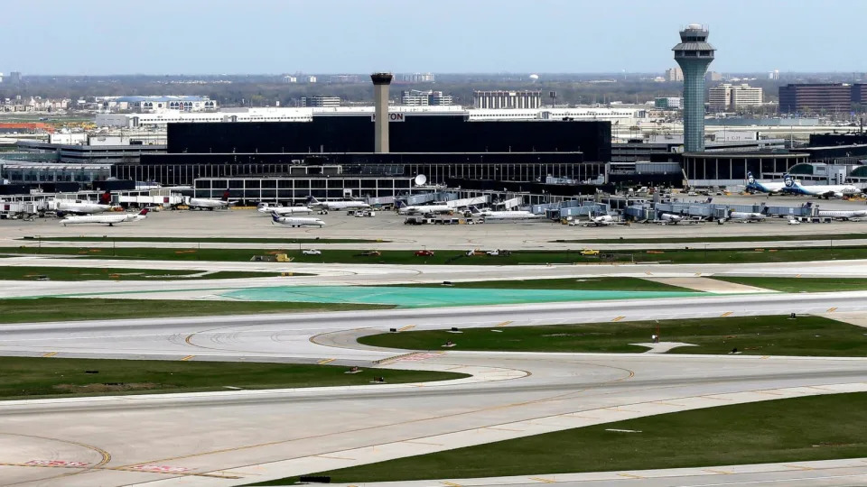 FOTOĞRAF: 22 Nisan 2019 tarihli bu dosya fotoğrafında, O'Hare Uluslararası Havaalanı terminalleri Chicago'daki güney hava trafik kontrol kulesinden görülüyor. (Kiichiro Sato/AP, DOSYA)