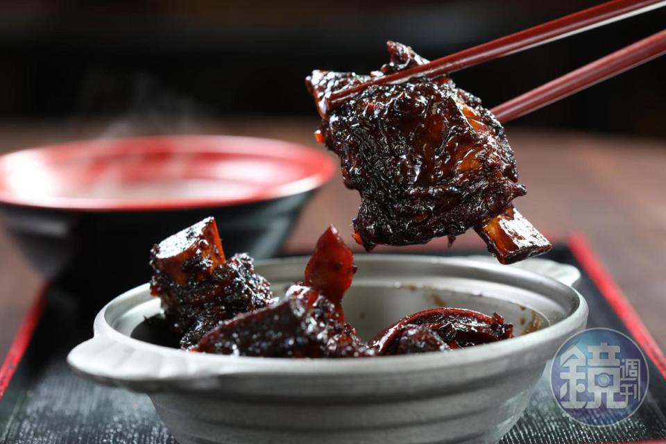 「乾肉骨茶煲」是用肉骨茶湯、蒜頭、辣椒、香港黑醬油去炒排骨肉，甜鹹下飯。（220元／份）