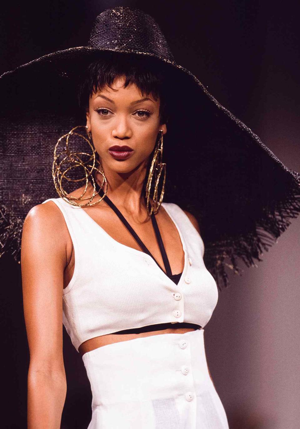 <p>In 1994, she proved that no giant accessory could compete with her smize.</p>