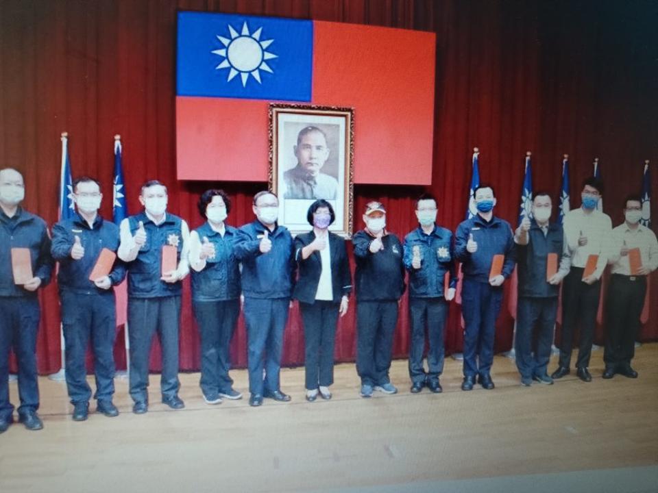 王惠美表揚警局團隊榮獲六都外首度由地方警局獲得「警光獎」殊榮。(記者曾厚銘攝)