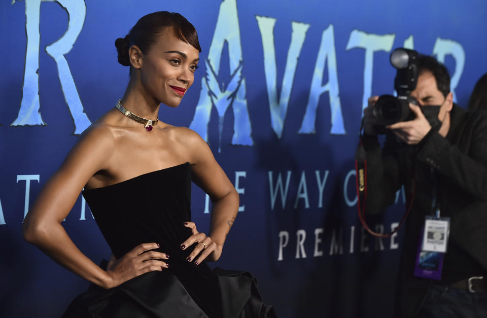 Zoe Saldaña llega al estreno en Estados Unidos de "Avatar: The Way of Water" el 12 de diciembre de 2022, en el Teatro Dolby en Los Angeles. (Foto Jordan Strauss/Invision/AP)