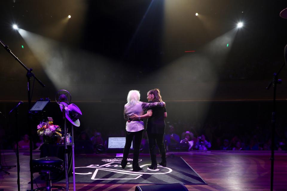 Tanya Tucker embraces Gretchen Wilson, onstage at Ryman Auditorium, 6/4/23