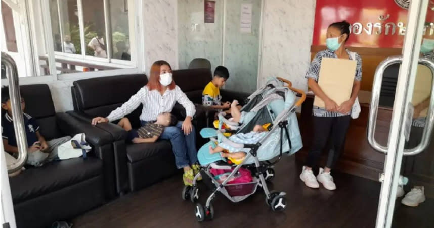 一名遭到警官丈夫拋棄的泰國婦女，帶著她的5個孩子找上泰國皇家警察總部，希望他們能替自己主持公道。（圖／翻攝BrightTV）