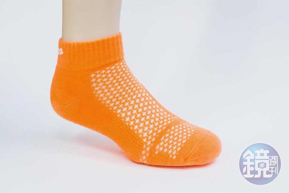 李東林針對長距離慢跑推出專屬襪子，對慢跑時的足底壓力分布進行緩衝設計，且襪身有大面積透氣網，幫助排汗。（42K慢跑訓練襪，200元／雙）