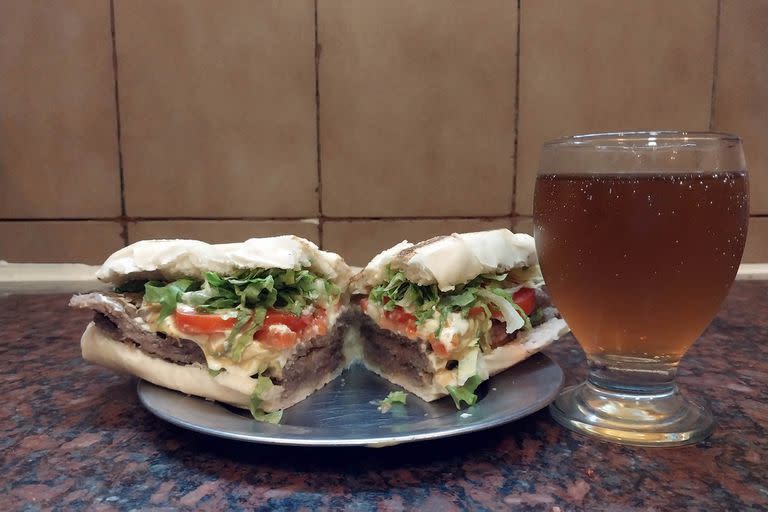 Mirinda de manzana, el trago que acompaña al mejor sándwich de milanesa en Los Eléctricos